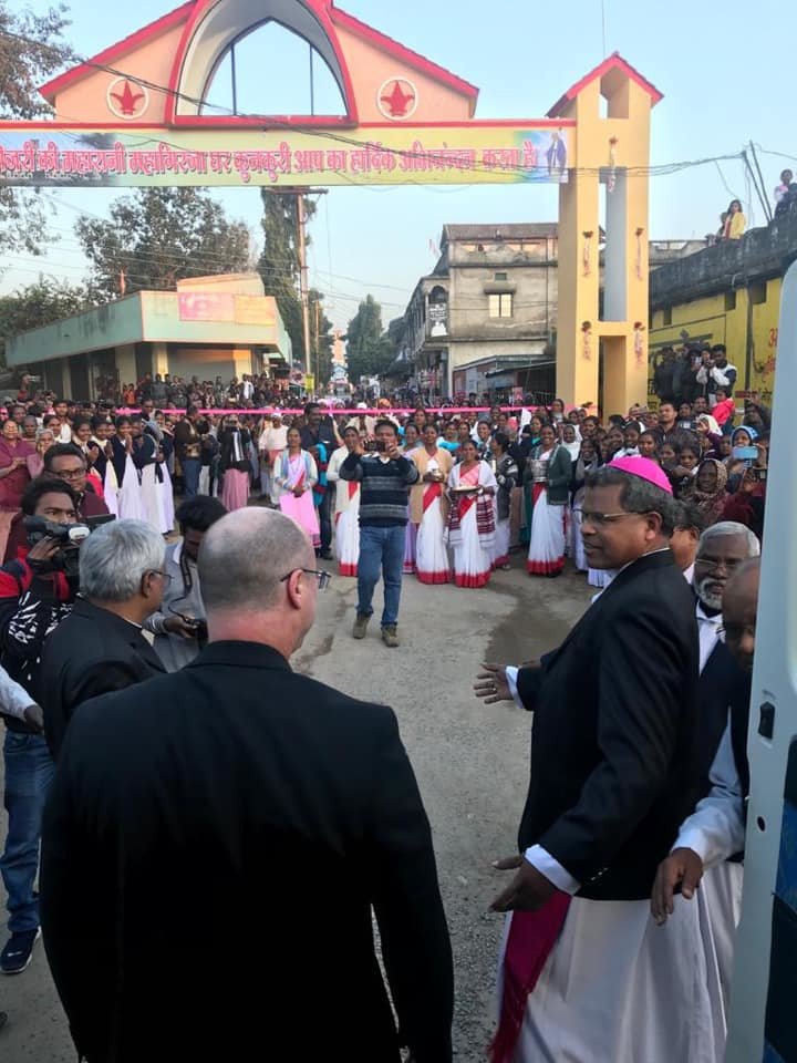 Bishop McKnight receives a hearty welcome in Kunkuri, seat of the Diocese of Jashpur, India.